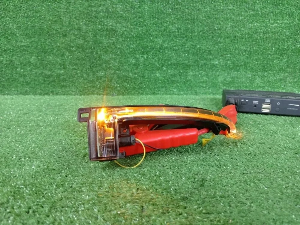 Повторитель поворота в зеркало правый Audi Q3 I (2011—2014)