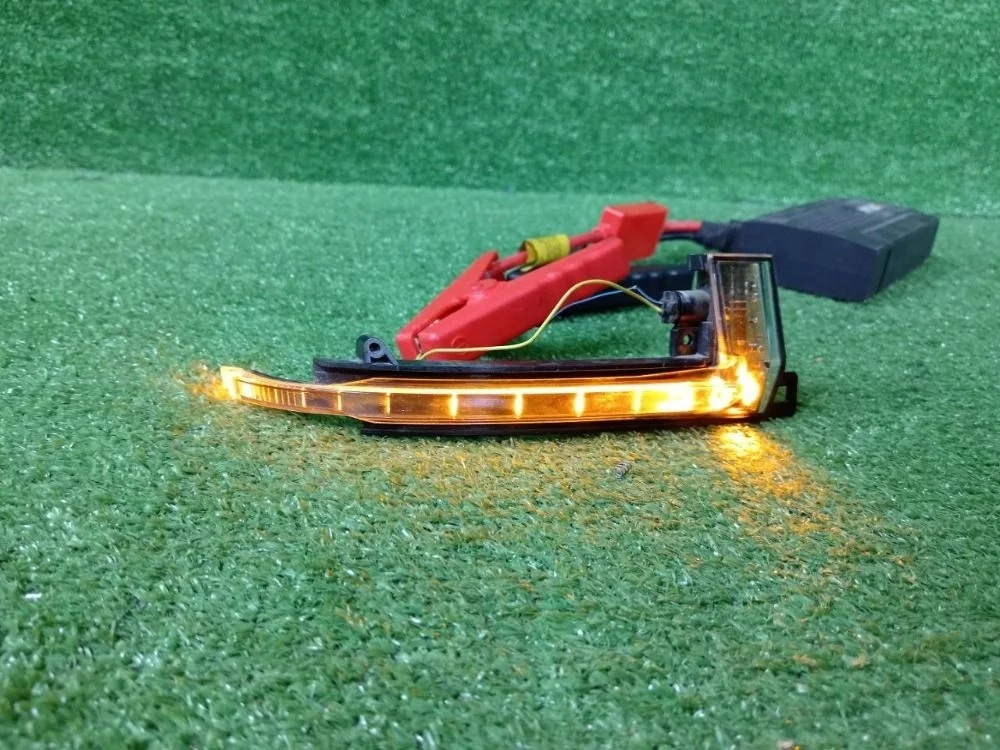 Повторитель поворота в зеркало правый Audi Q3 I (2011—2014)