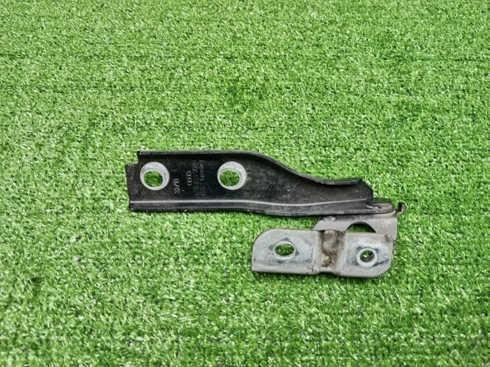 Петля капота правая 8P0823302B Audi A3 8P рестайлинг 2 (2008—2013)