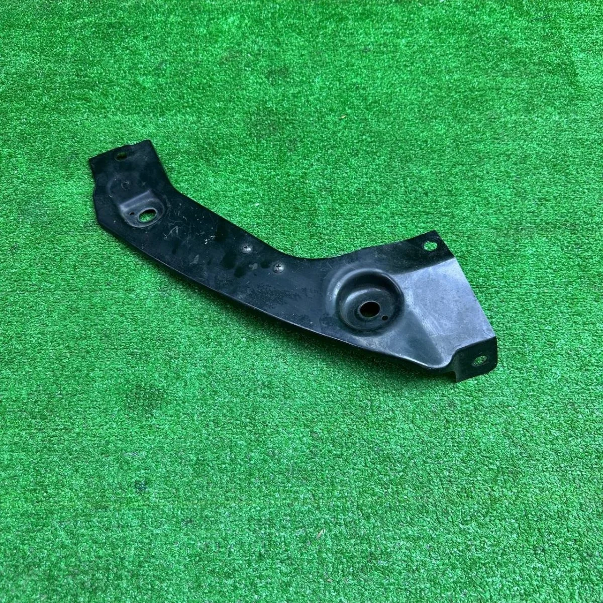 Кронштейн крепления фары правый Volkswagen Scirocco 2008-2014 Volkswagen Scirocco III (2008—2014)