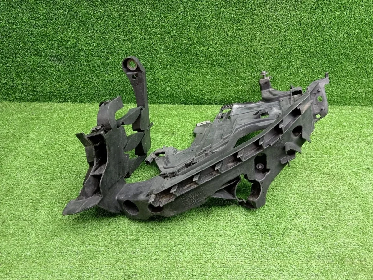 Кронштейн крепления фары левый Audi S4 B8 (2008—2011)