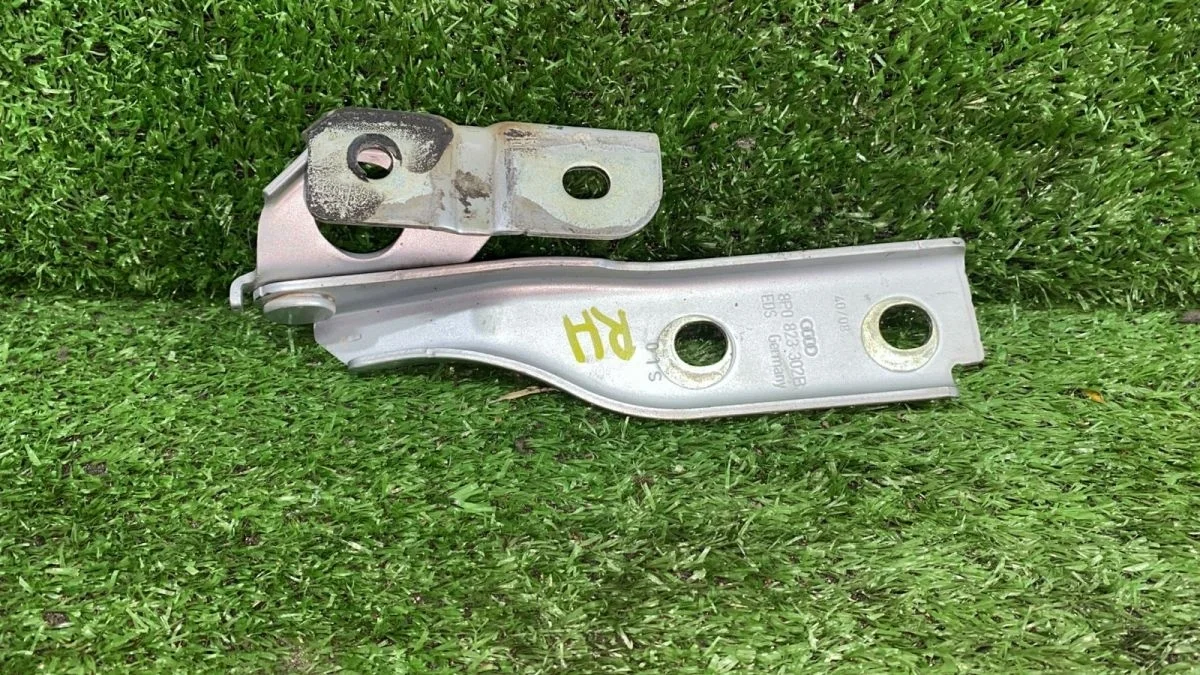 Петля капота правая 8P0823302B Audi A3 8P рестайлинг 2 (2008—2013)