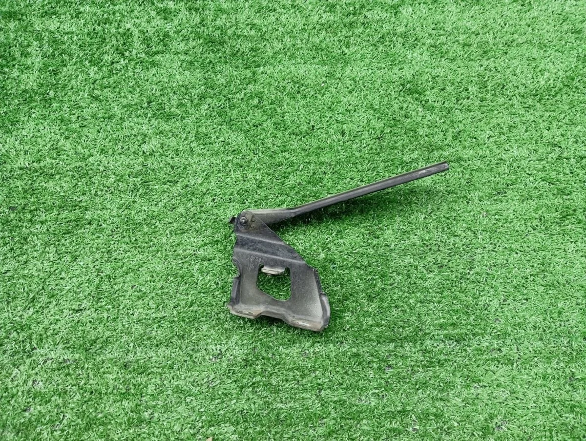 Петля капота правая Audi A4 B8 (2007—2012)