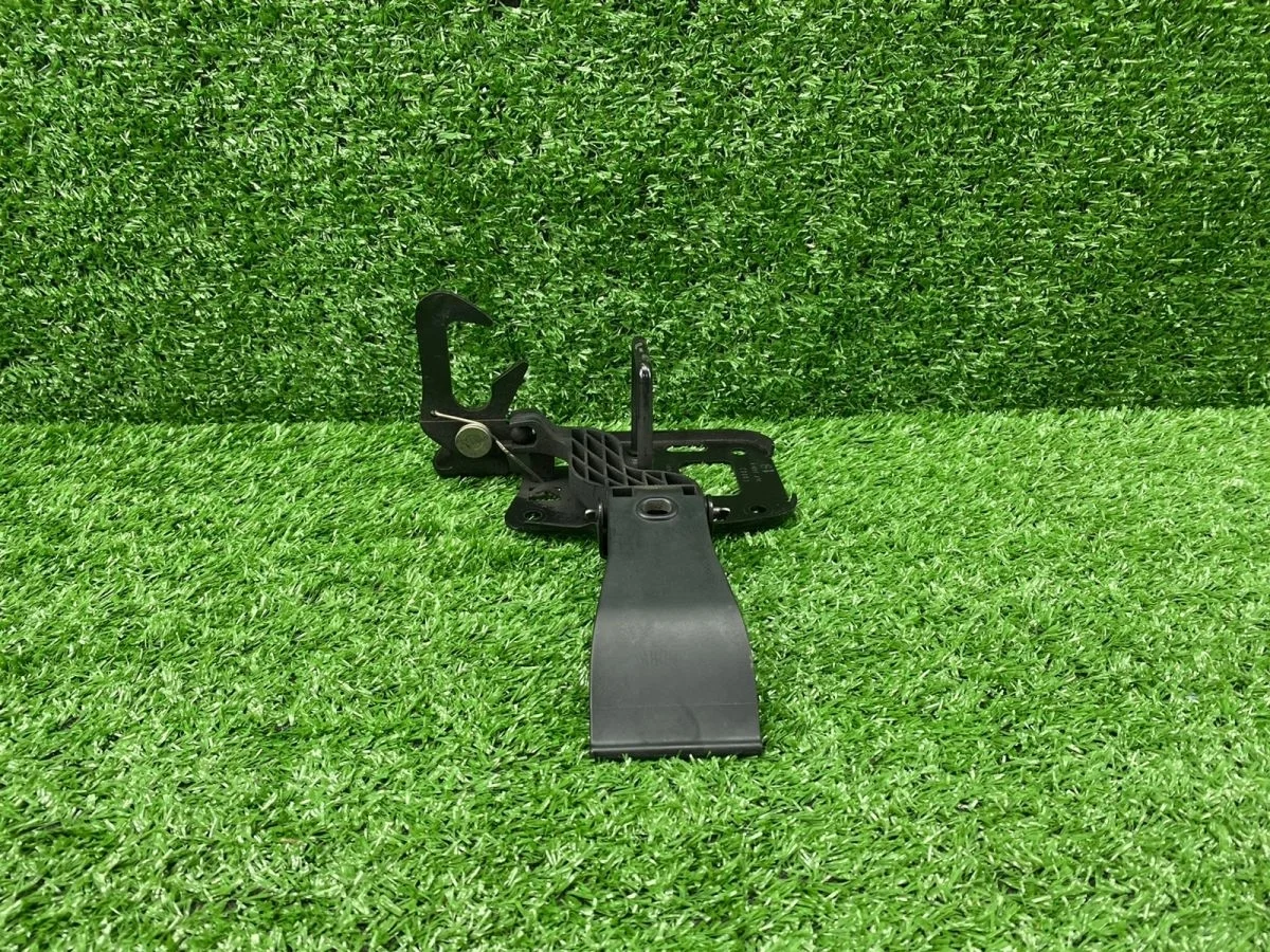 Крюк замка  капота Audi Q5 I (2008—2012)