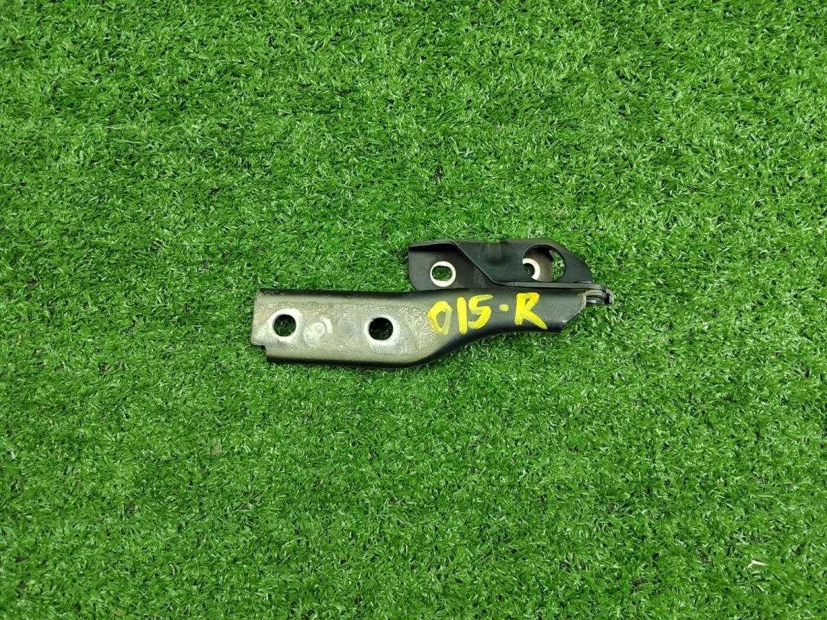 Петля капота правая 8P0823302B Audi A3 8P рестайлинг 2 (2008—2013)