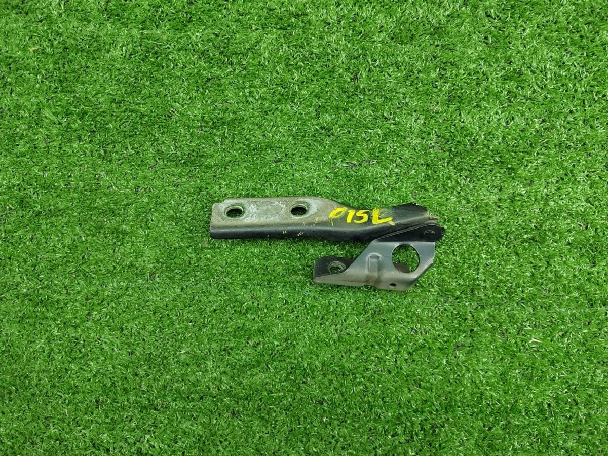 Петля капота левая 8P0823301B Audi A3 8P рестайлинг 2 (2008—2013)