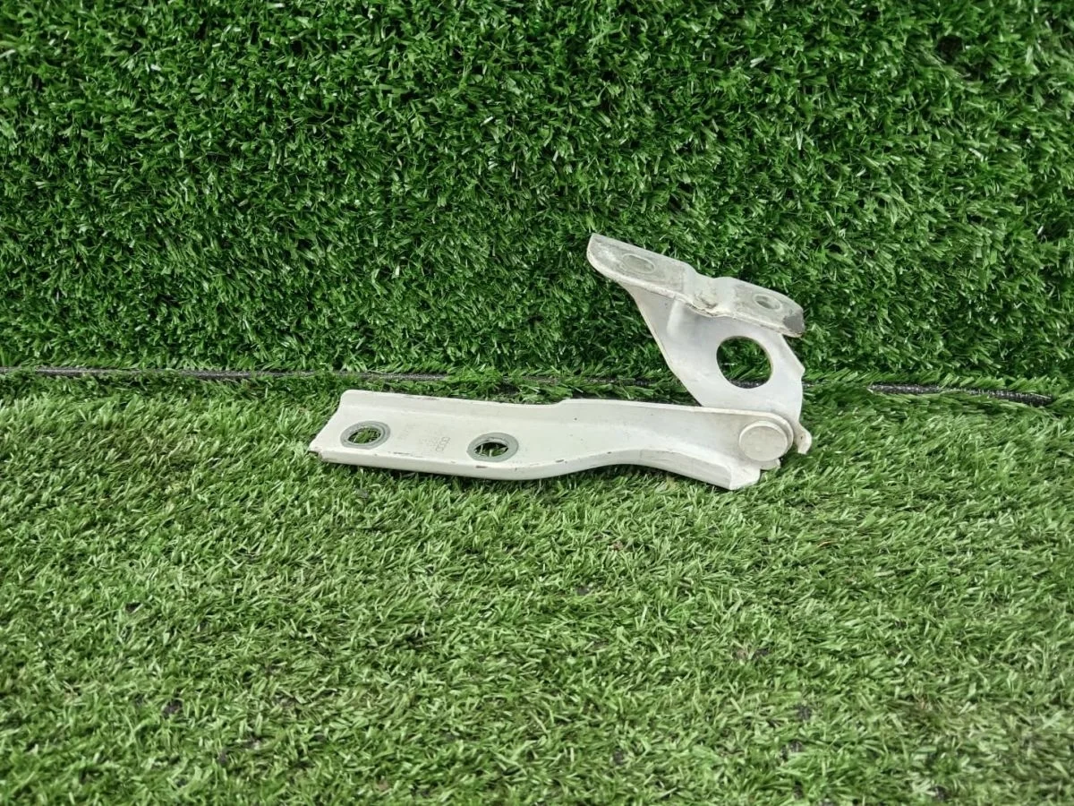 Петля капота левая 8P0823301B Audi S3 8P рестайлинг 2 (2008—2012)