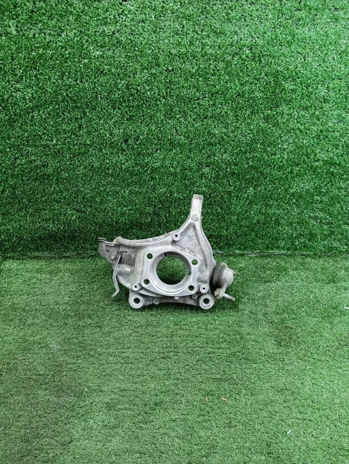 Кулак поворотный левый Volkswagen Passat B6 (2005—2010)