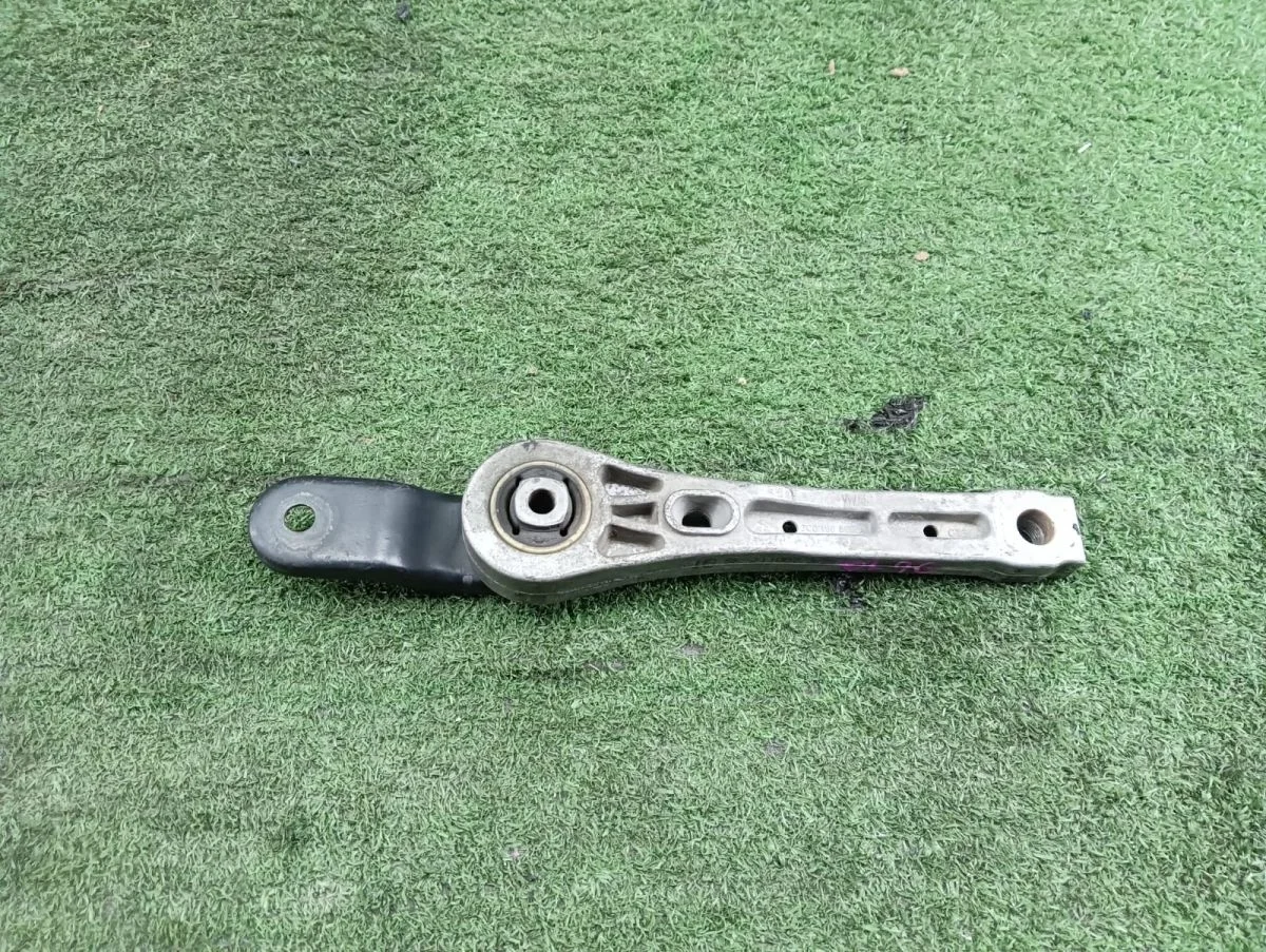 Подушка двигателя задняя Volkswagen Passat B6 (2005—2010)