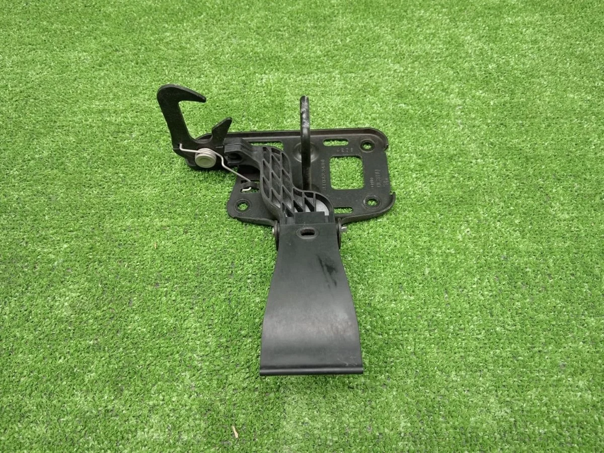 Замок крюк капота 8T0823480 Audi A4 Allroad Quattro B8 (2009—2011)