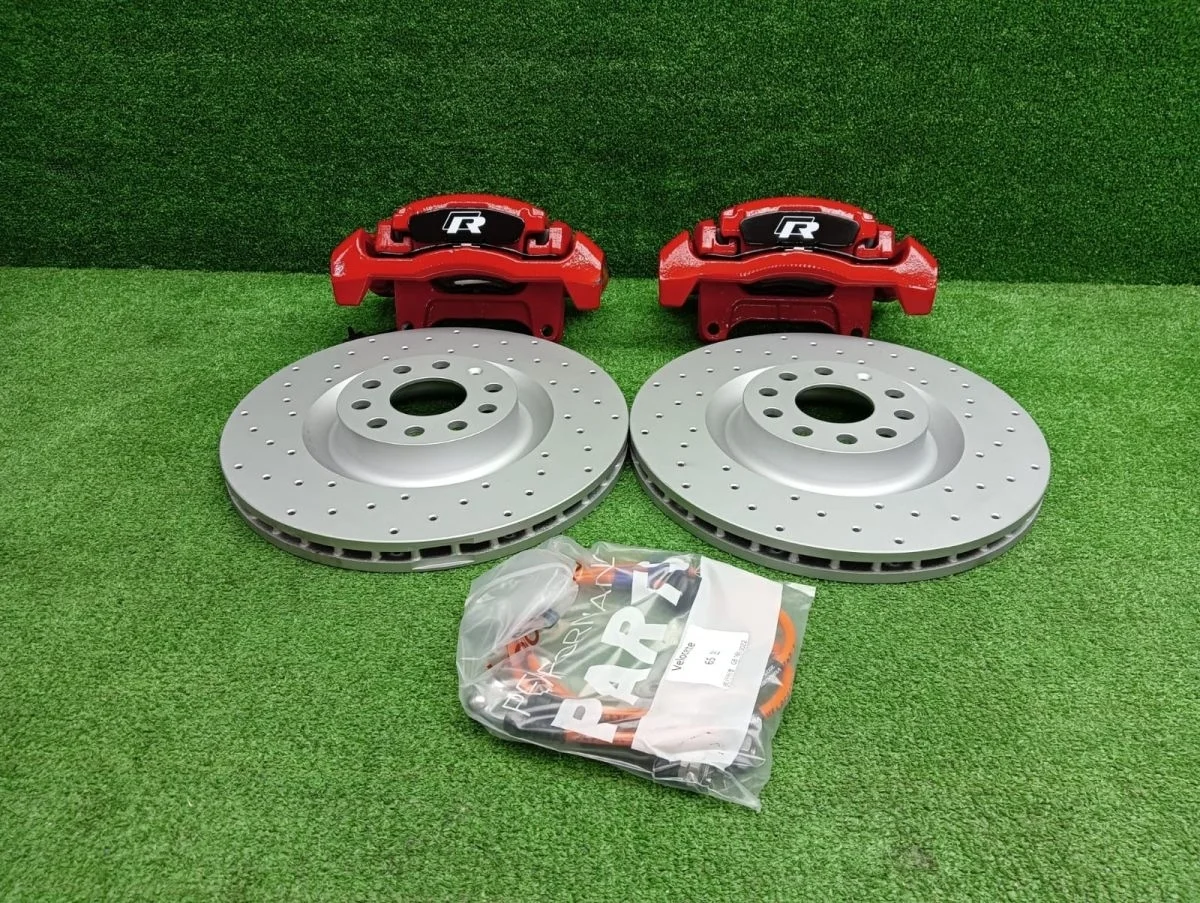 Комплект передних тормозов 345 мм  в cтиле R Line VW АUDI Skоda Volkswagen Golf Mk6 (2008—2012)