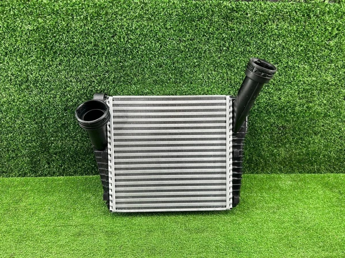 Радиатор интеркуллера правый VW Touareg NF Volkswagen Touareg II (2010—2014)