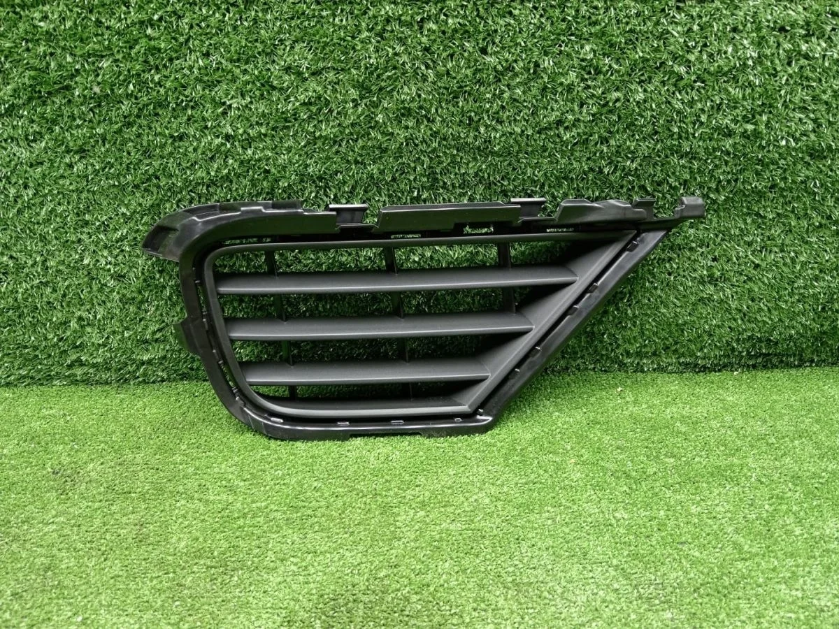 Решетка переднего бампера правая VW Touareg NF рест Volkswagen Touareg II рестайлинг (2014—2018)