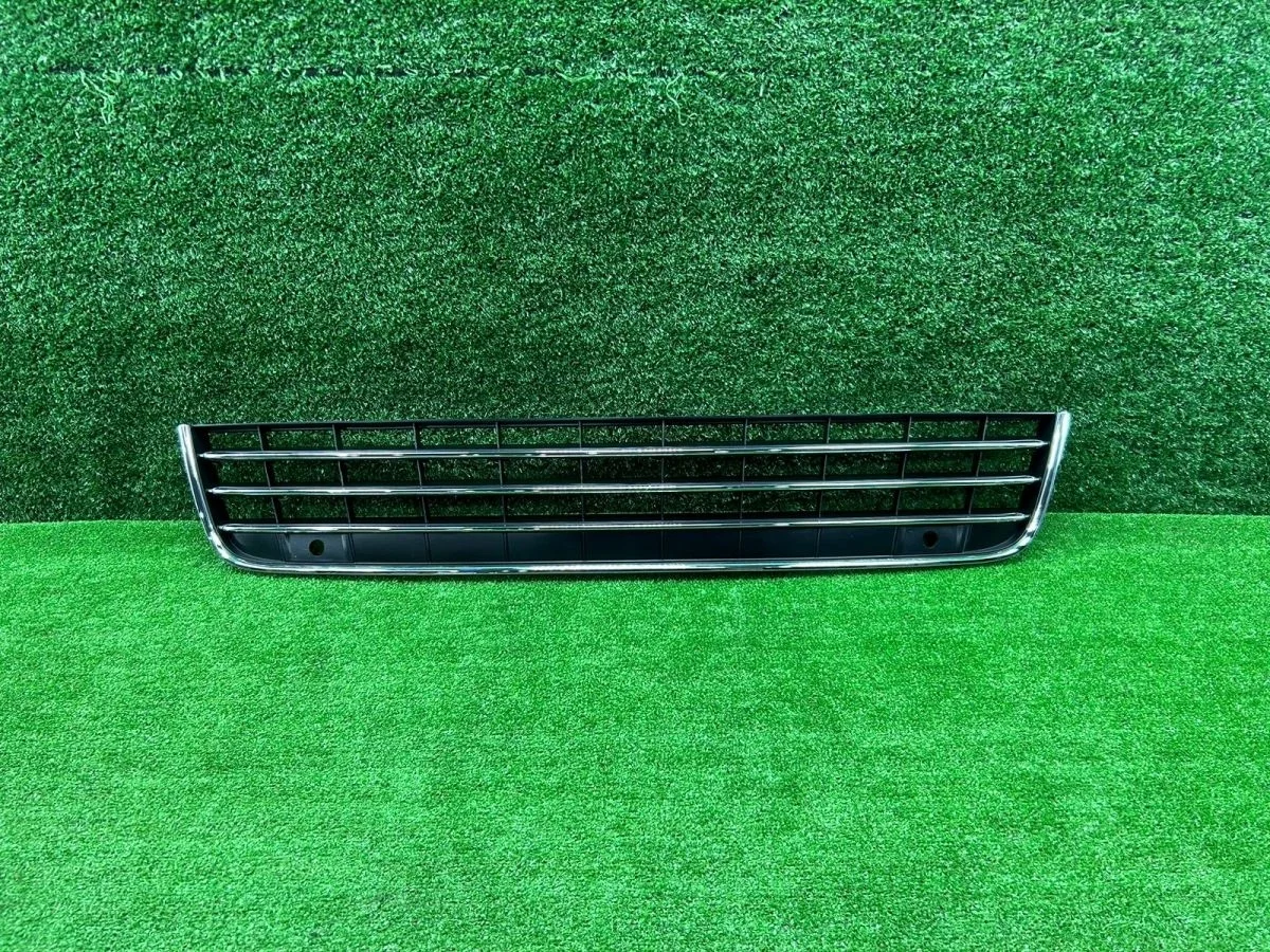 Решетка бампера центральная VW Touareg NF 2010-2018 Volkswagen Touareg II (2010—2014)