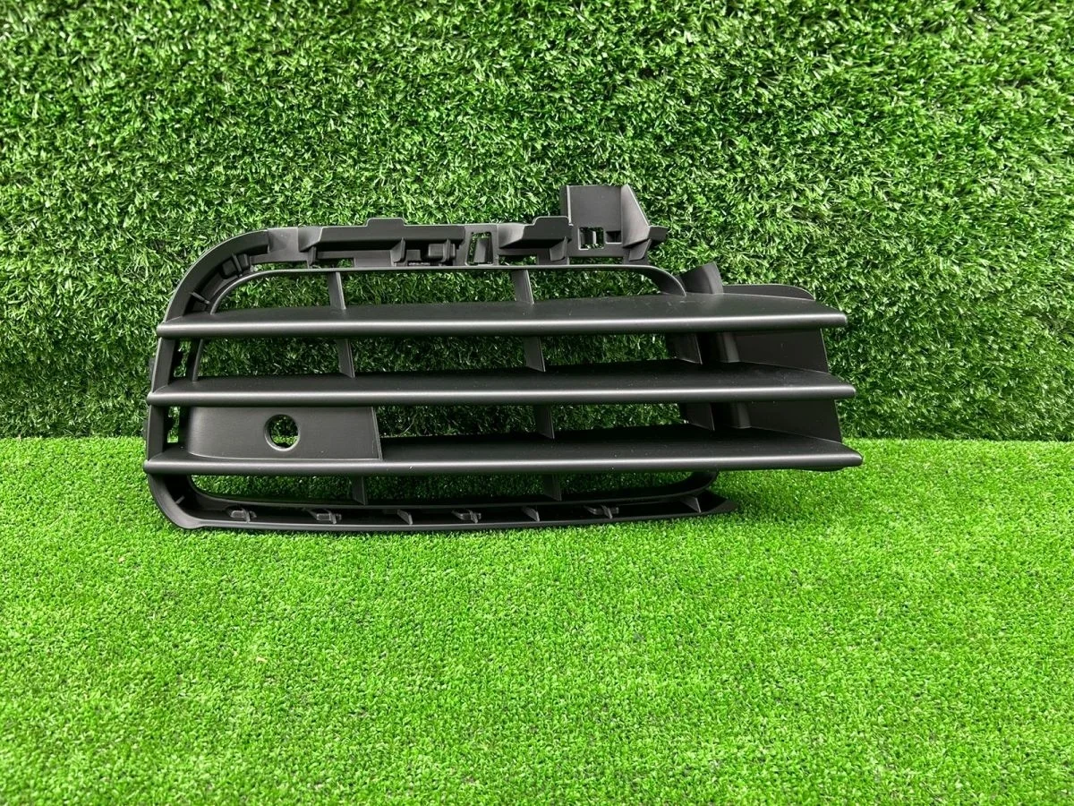 Решетка бампера правая Volkswagen Touareg NF 7P6853666A Volkswagen Touareg II (2010—2014)