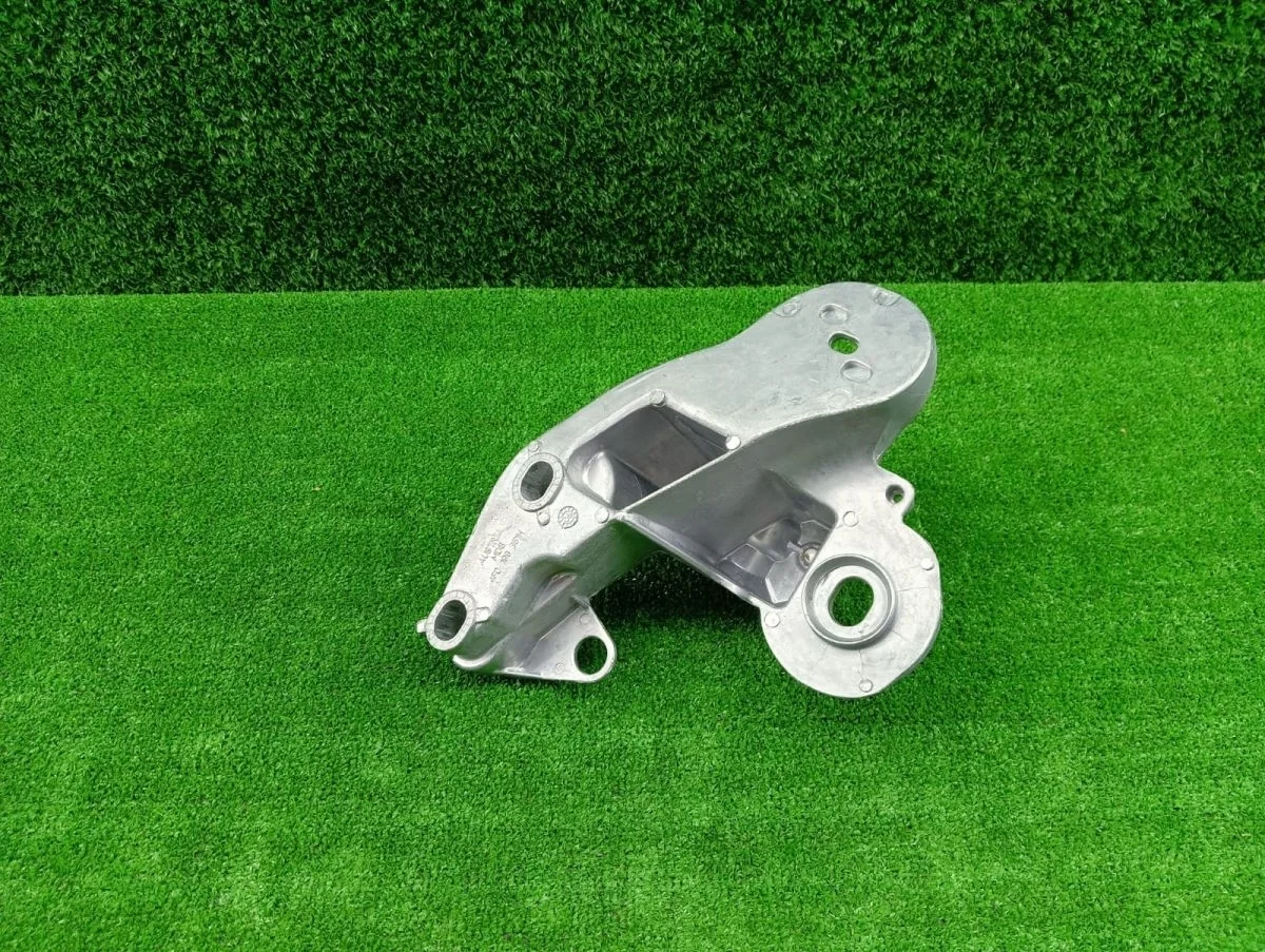 Кронштейн опоры двигателя Audi A6 C6 (2004—2008)