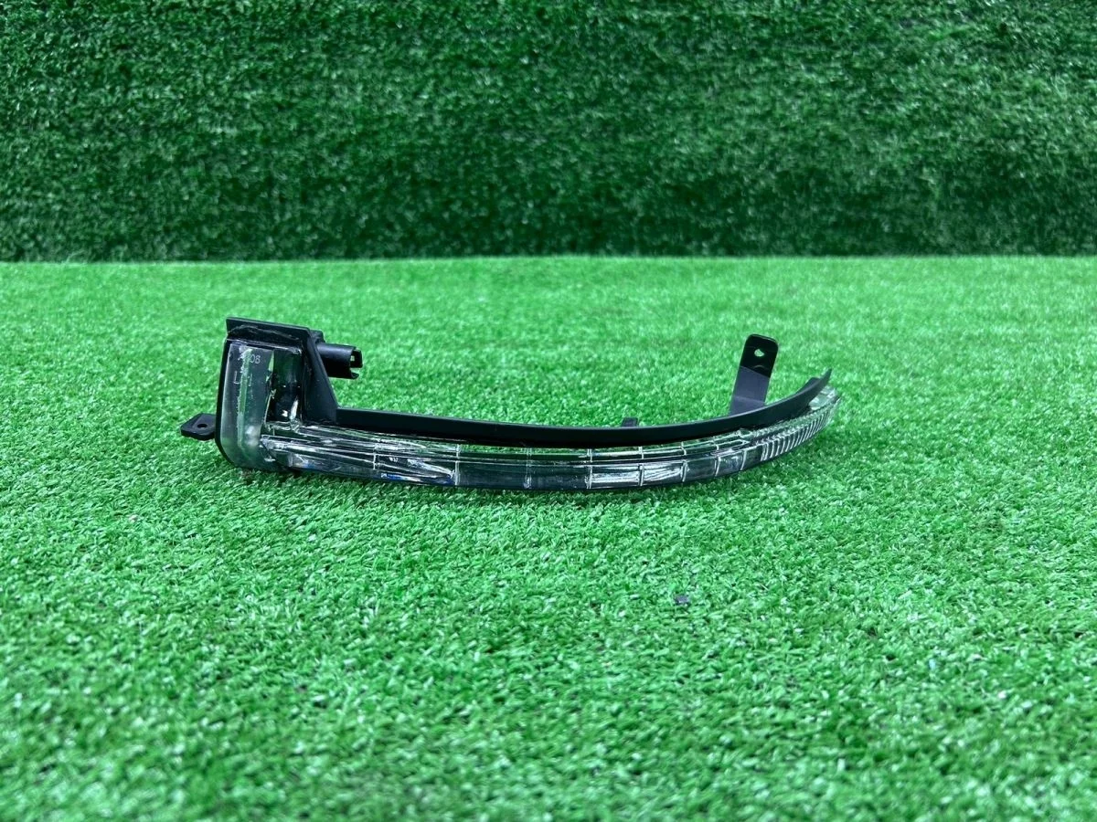 Повторитель поворота в зеркало левый  VW touareg NF Volkswagen Touareg II (2010—2014)