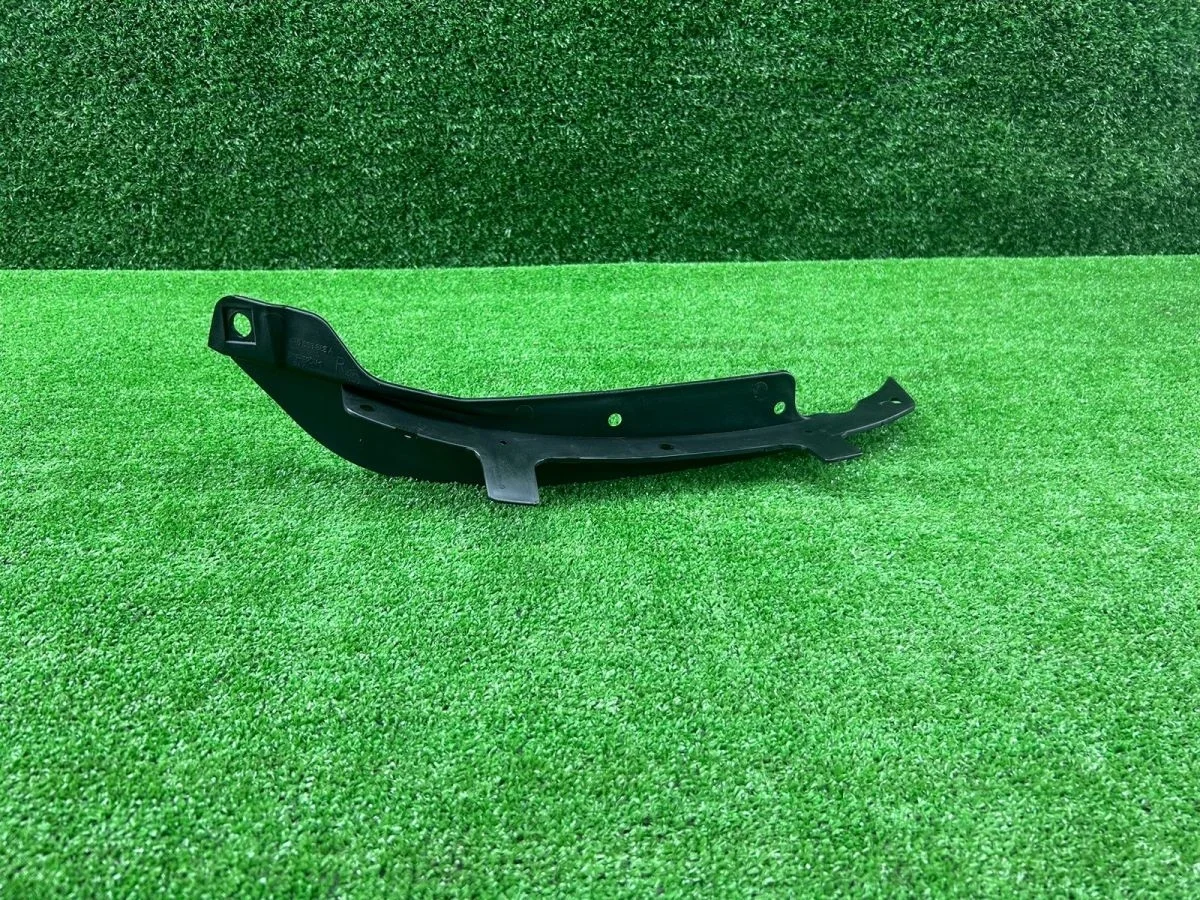 Брызговик передний правый Audi A6 C6 (2004—2008)