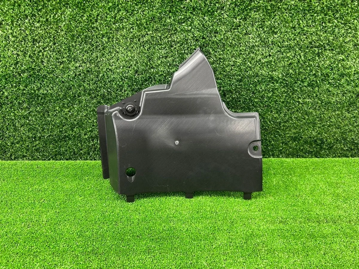 Пластиковая защита днища правая Audi Q5 8R 8R0825202A Audi Q5 I (2008—2012)