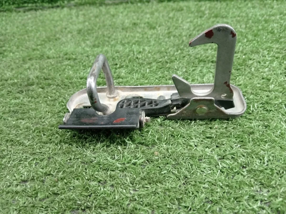 Крюк замка капота 1K0823480 Volkswagen Tiguan I (2007—2011)