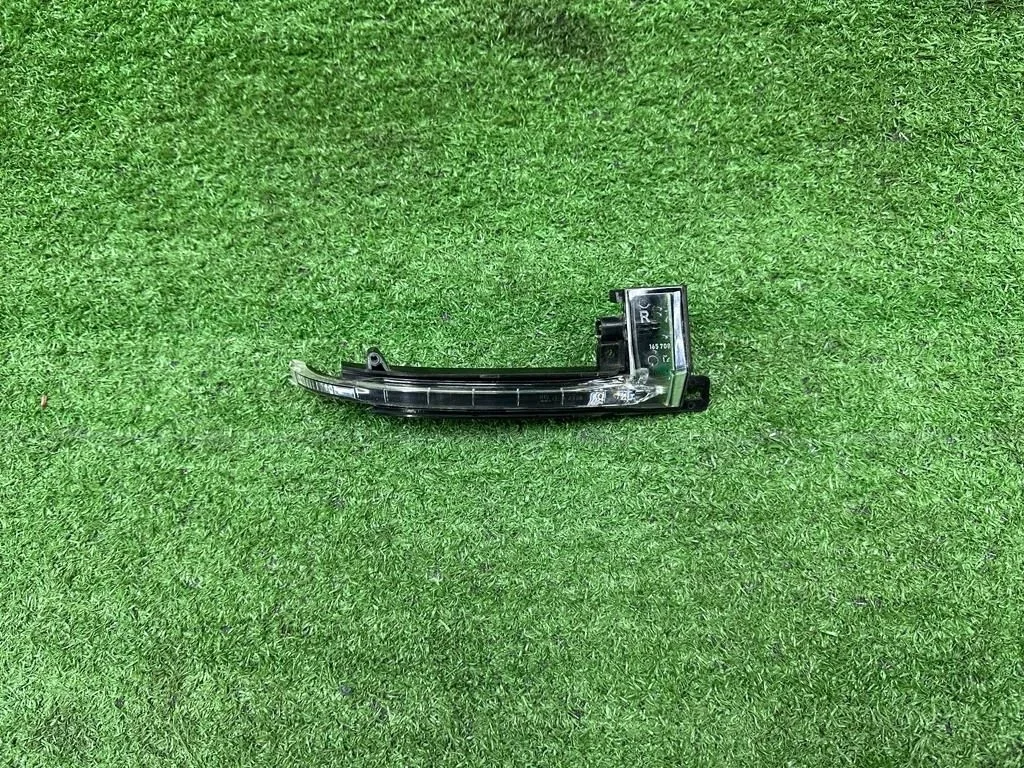 Повторитель поворота в зеркало правый Audi Q3 I (2011—2014)