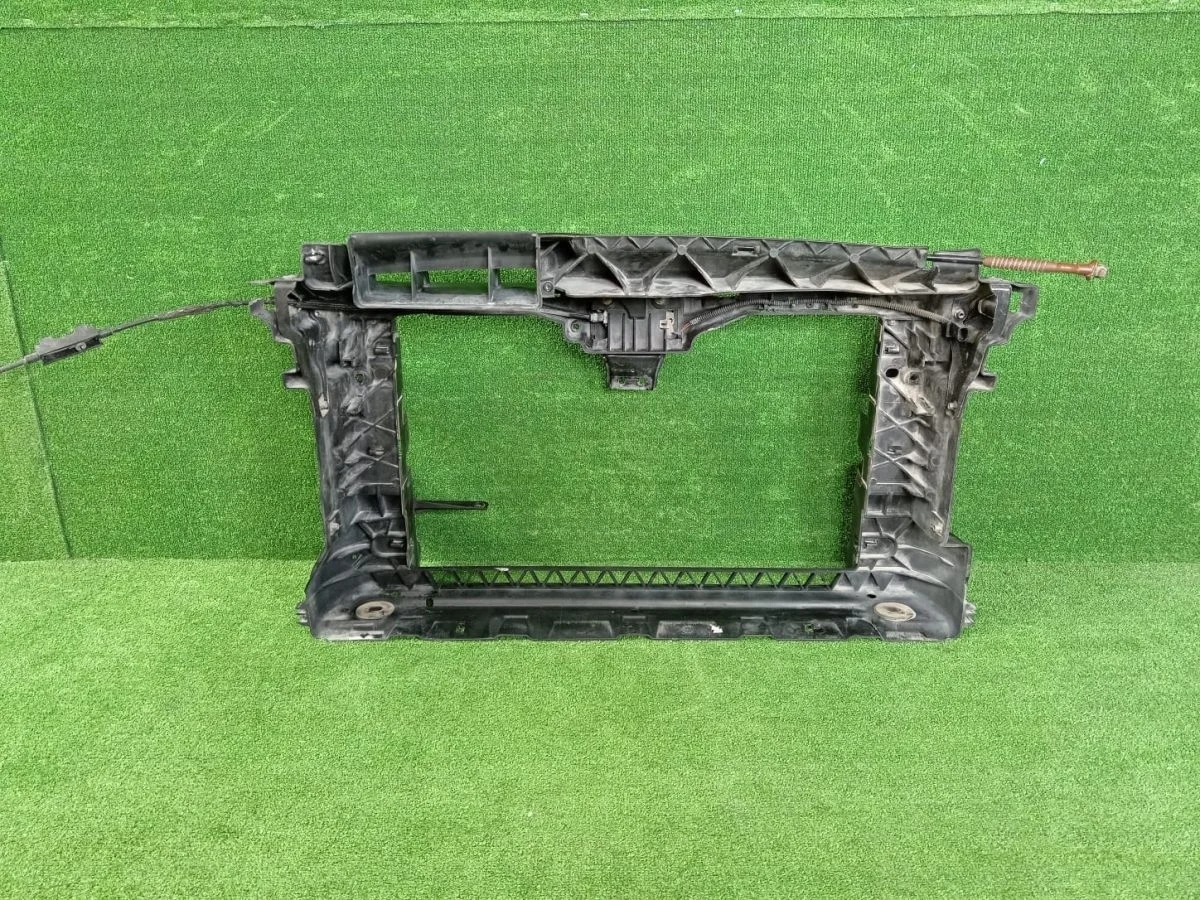 Телевизор (рамка радиатора) Volkswagen Scirocco III (2008—2014)