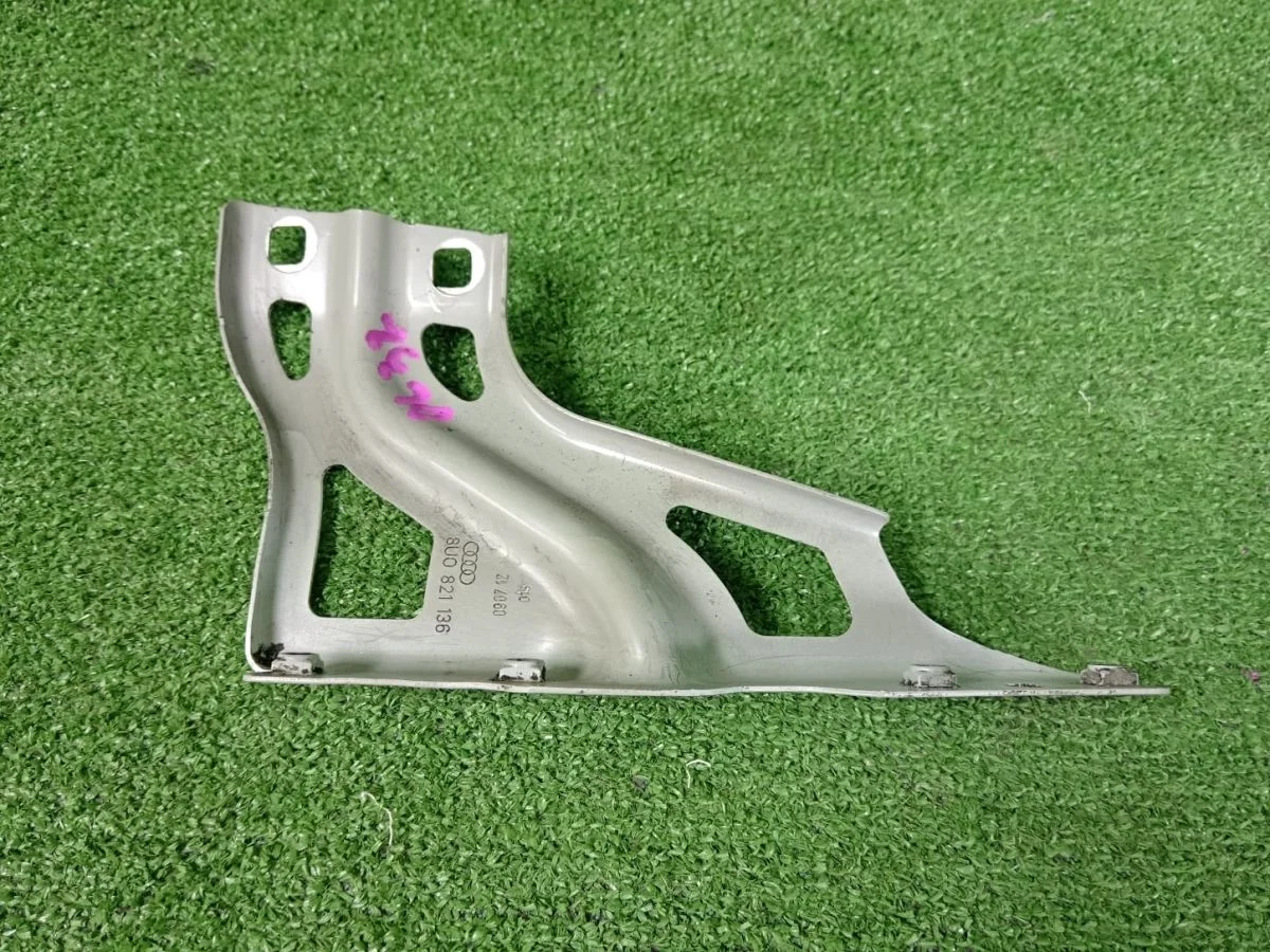 Кронштейн крепления крыла правый Audi Q3 I (2011—2014)