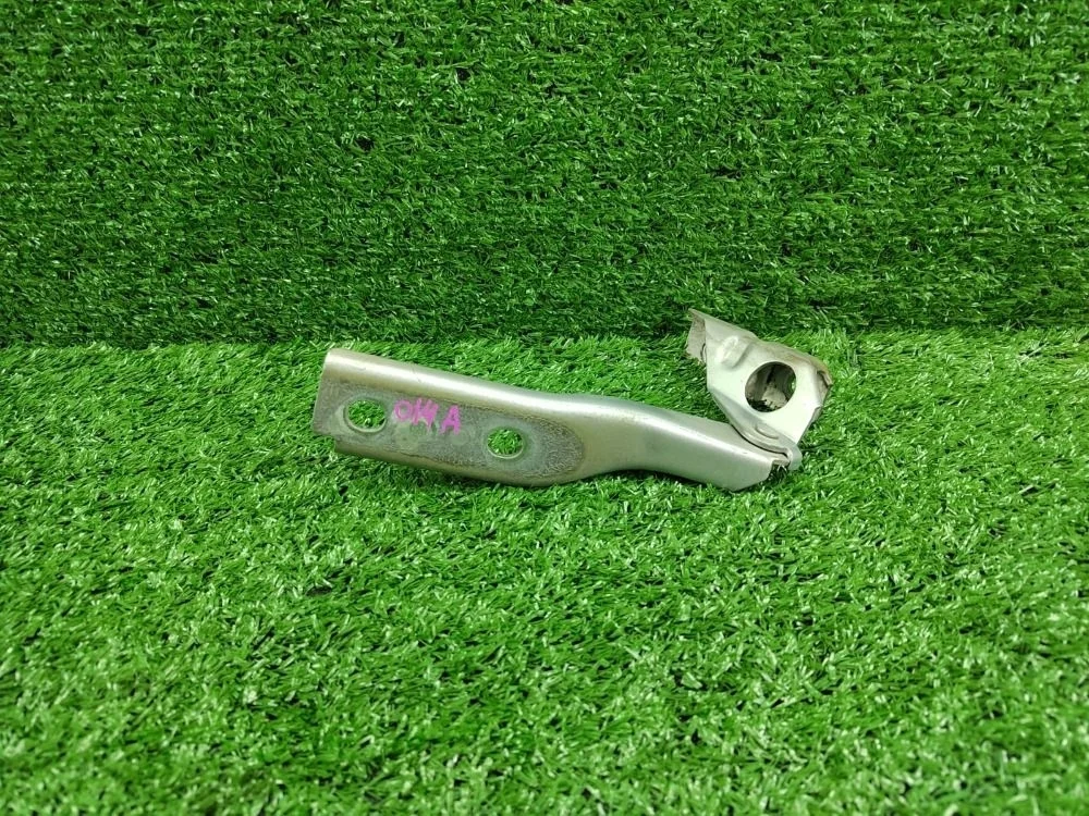Петля капота правая 8P0823302B Audi A3 8P рестайлинг 2 (2008—2013)