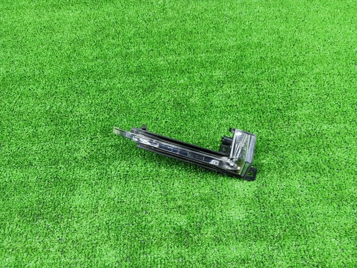 Повторитель поворота в зеркало правый Audi Q3 I (2011—2014)