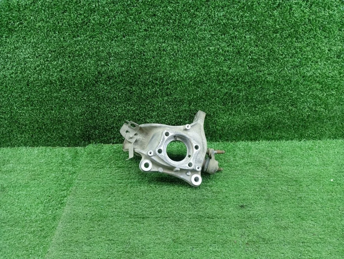 Кулак поворотный левый Volkswagen Passat B7 (2010—2015)