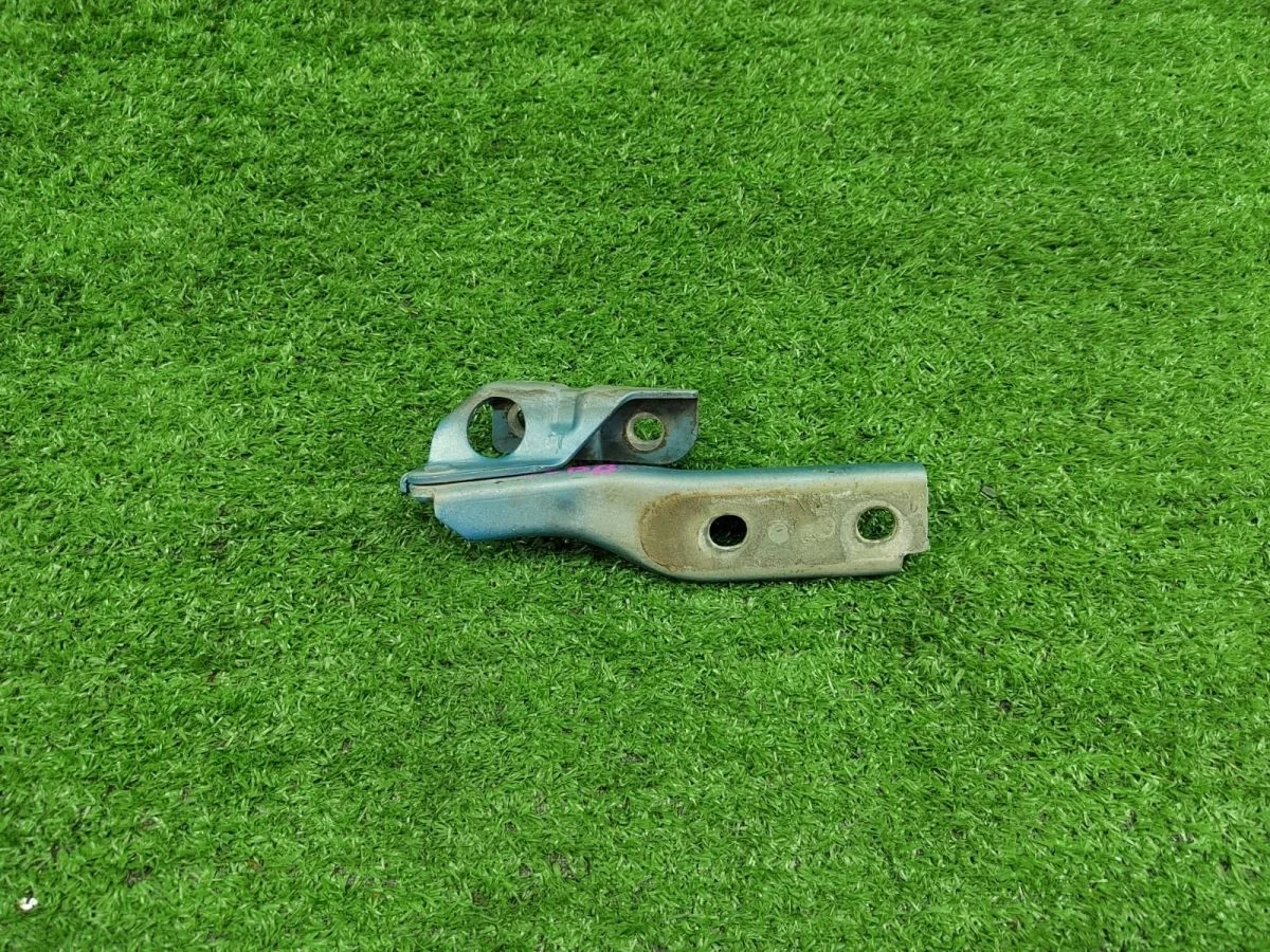 Петля капота левая 8P0823301B Audi A3 8P рестайлинг 2 (2008—2013)