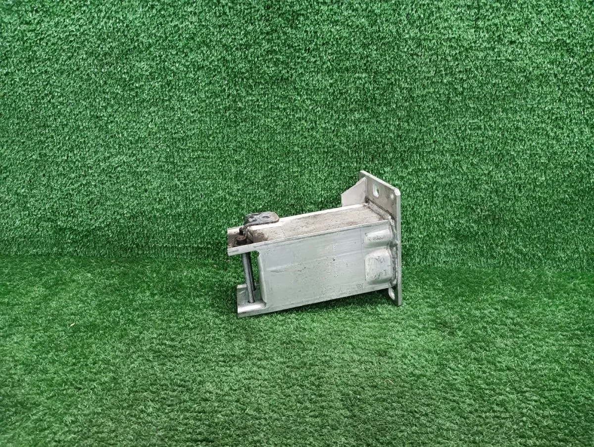 Кронштейн усилителя переднего бампера правый Audi A4 B8 (2007—2012)