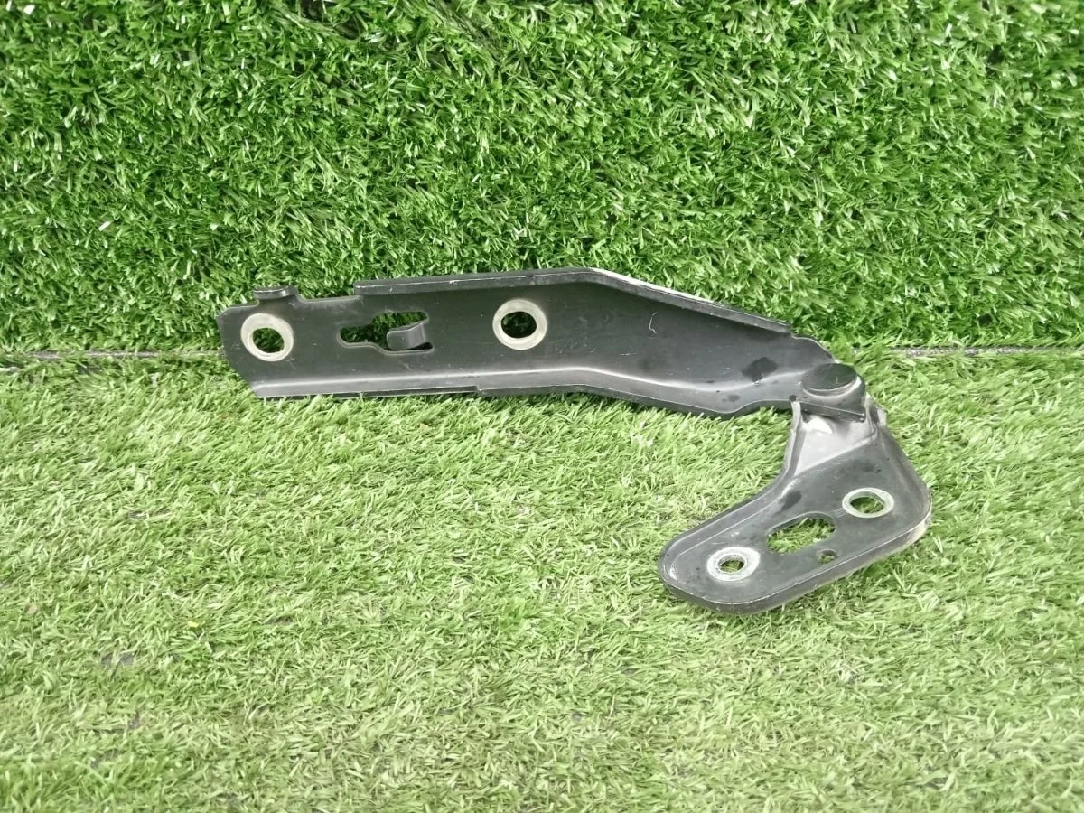 Петля капота правая 4F0823302 Audi A6 Allroad Quattro C6 (2006—2008)