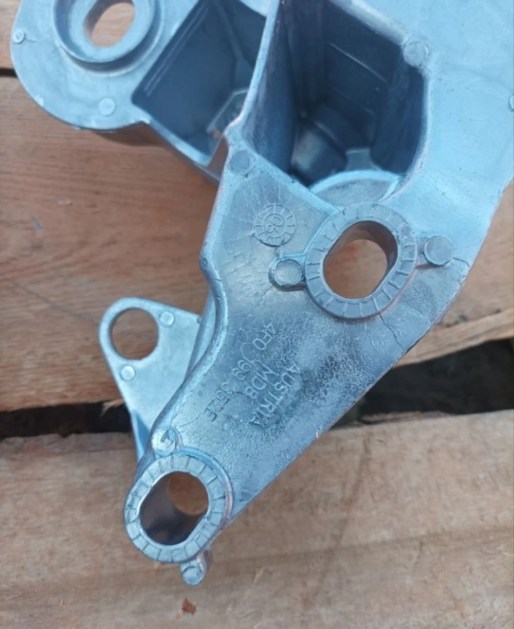 Кронштейн двигателя Audi A6 C6 (2004—2008) новый 4f0199352e, 4f0199352m