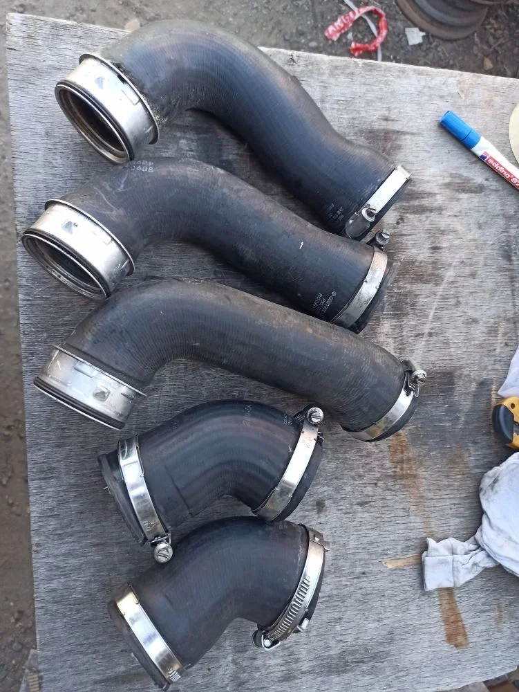 Патрубок интеркулера Audi A3 8P рестайлинг (2004—2008) б.у 1K0145838AG, 3C0145843K, 5N0145834J, 1K0145834AM