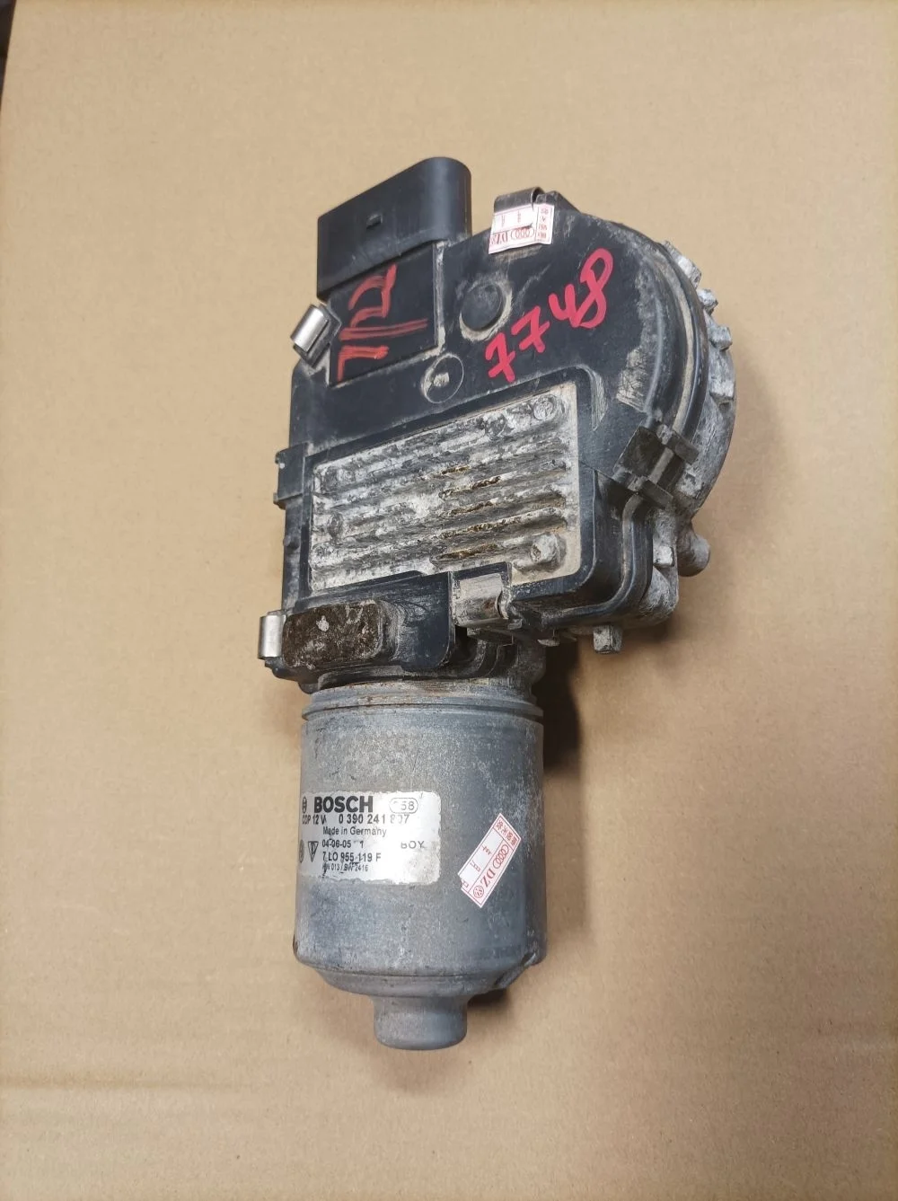 Моторчик стеклоочистителя передний Volkswagen Touareg I (2002—2006)