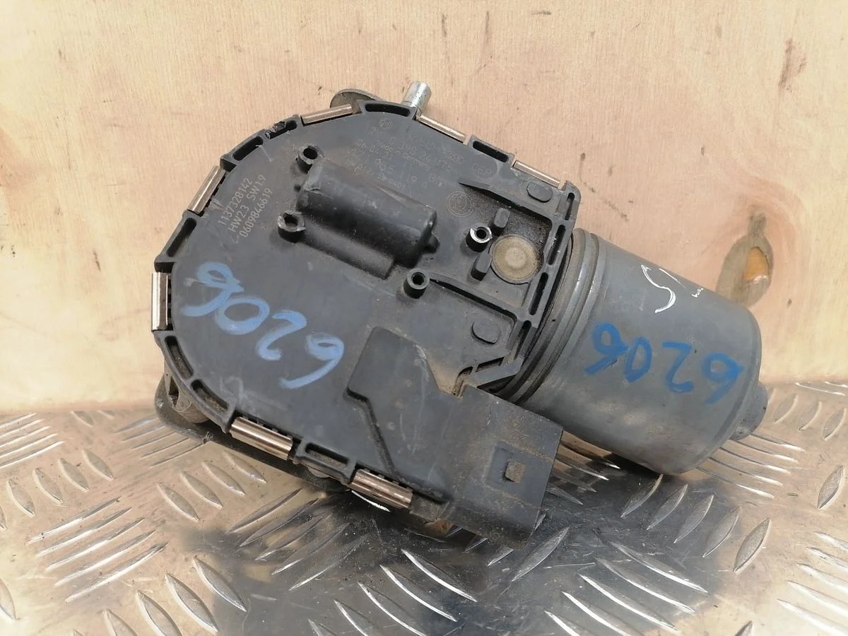 Моторчик стеклоочистителя передний Skoda Octavia II (2004—2009) б.у 1z1955119c, 1z1955119D