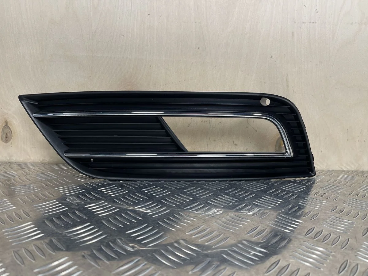 Решетка в бампер Audi A4 B8 рестайлинг (2011—2015) новый 8k0807681k