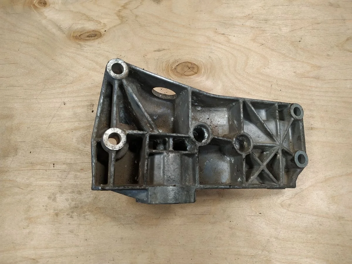 Кронштейн генератора Volkswagen Golf Mk3 (1991—2000) б.у 030145169H