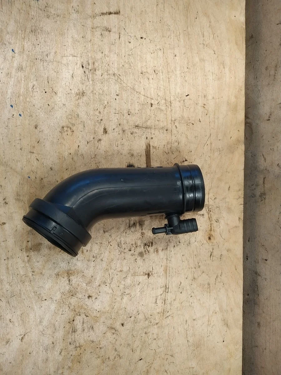 Патрубок воздушного фильтра Audi A4 B5 (1994—1999)