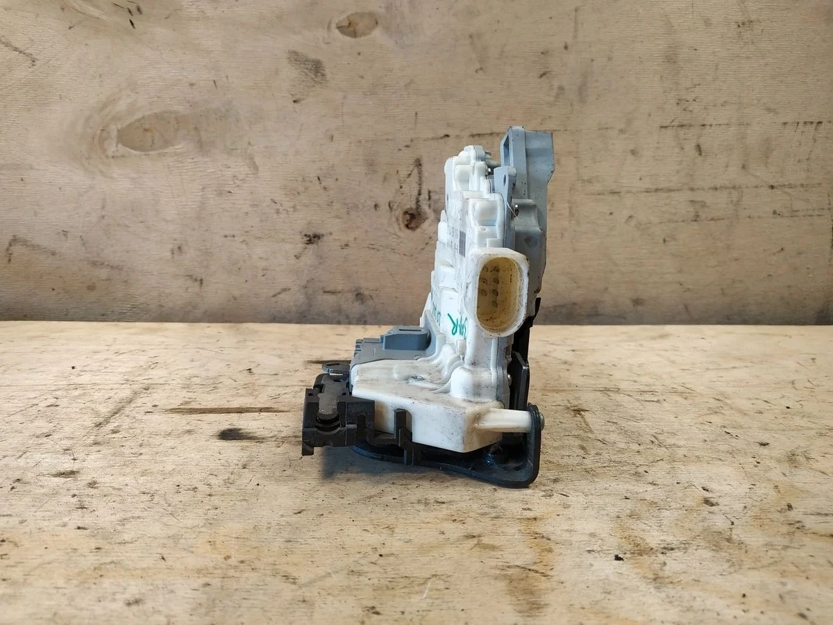 Замок двери задней правой Volkswagen Passat B6 (2005—2010)