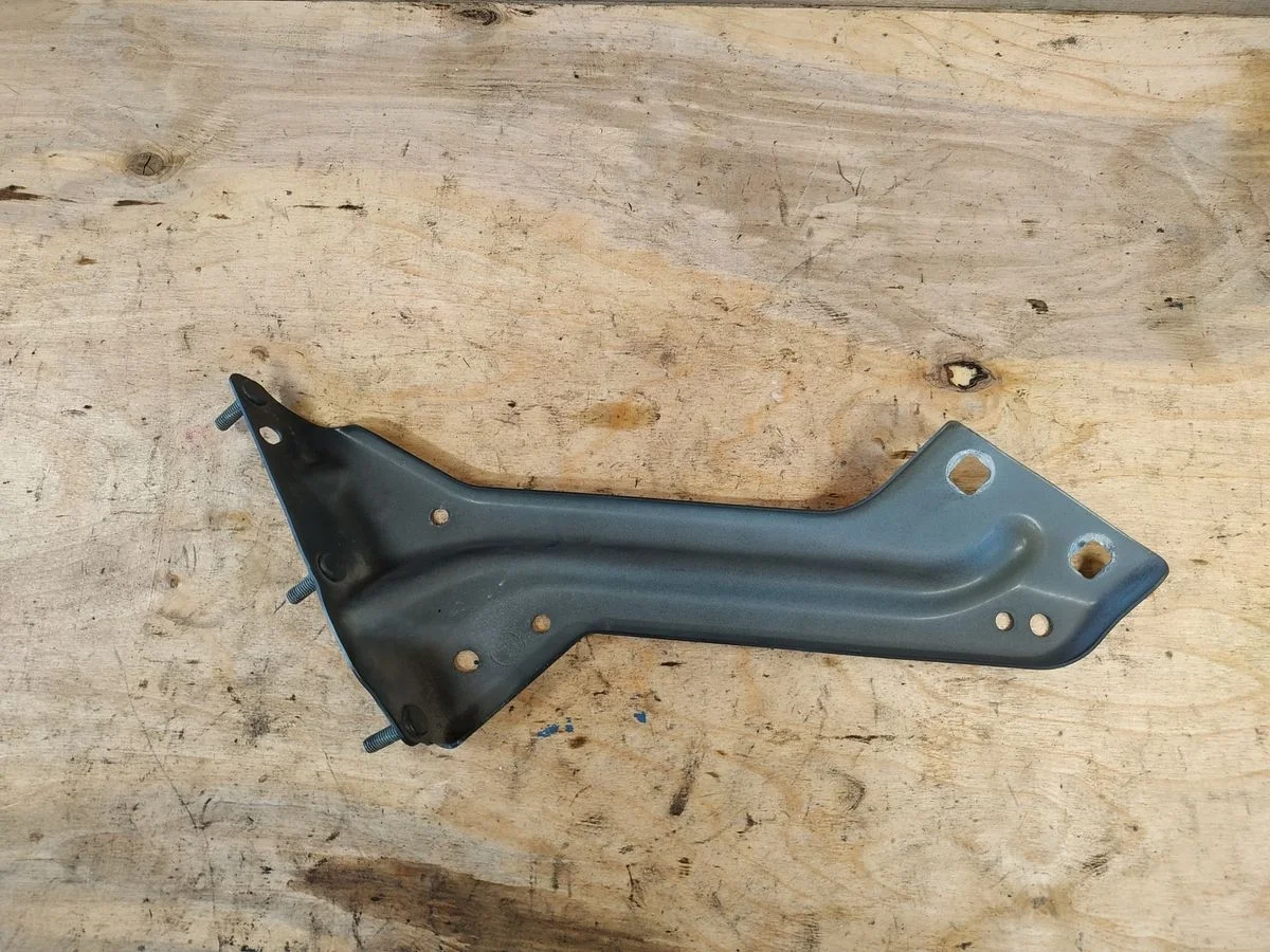 Кронштейн крепления крыла Audi Q5 I (2008—2012) б.у 8R0821135