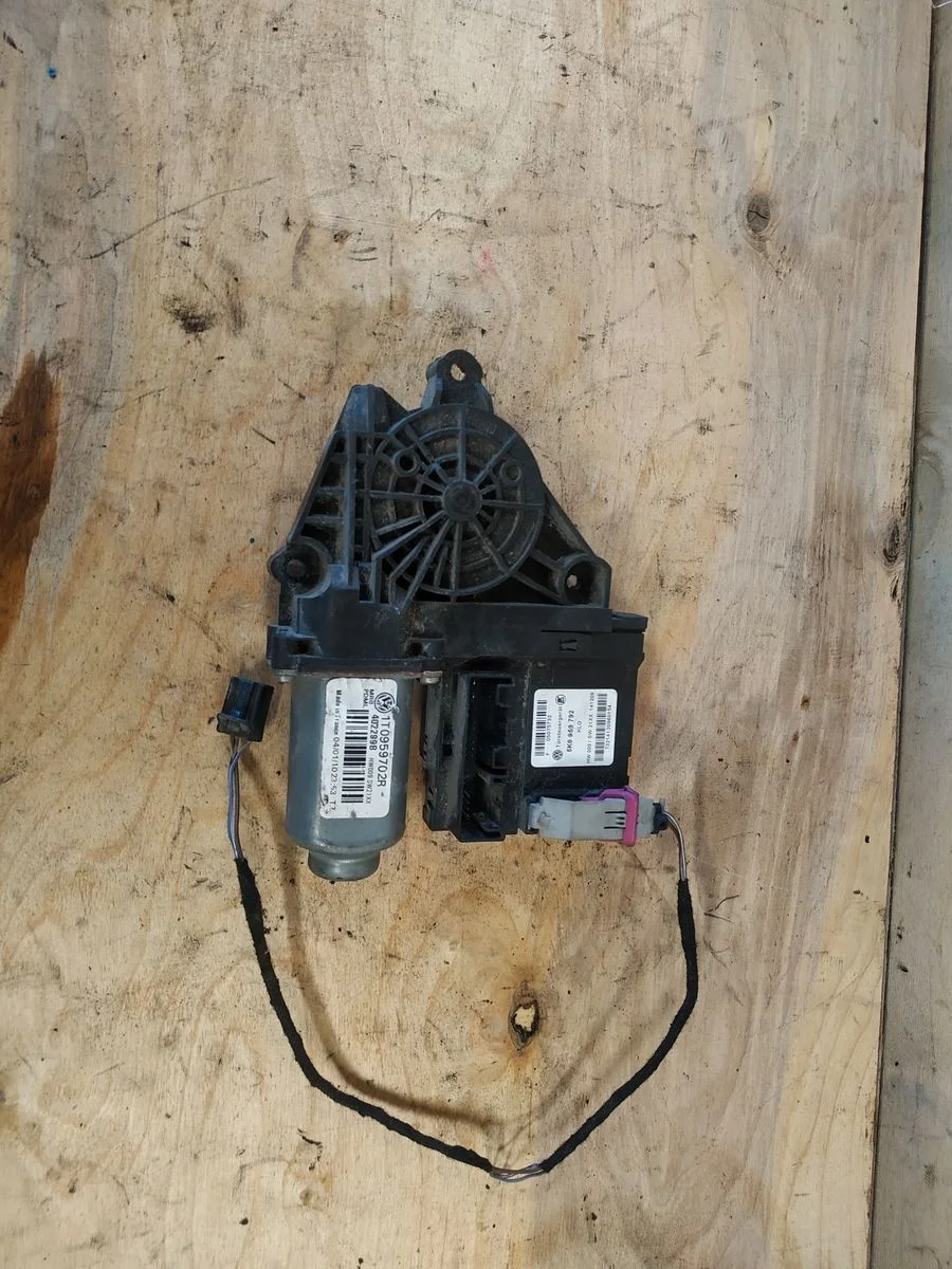 Моторчик стеклоподъемника Volkswagen Golf Mk5 (2003—2009)