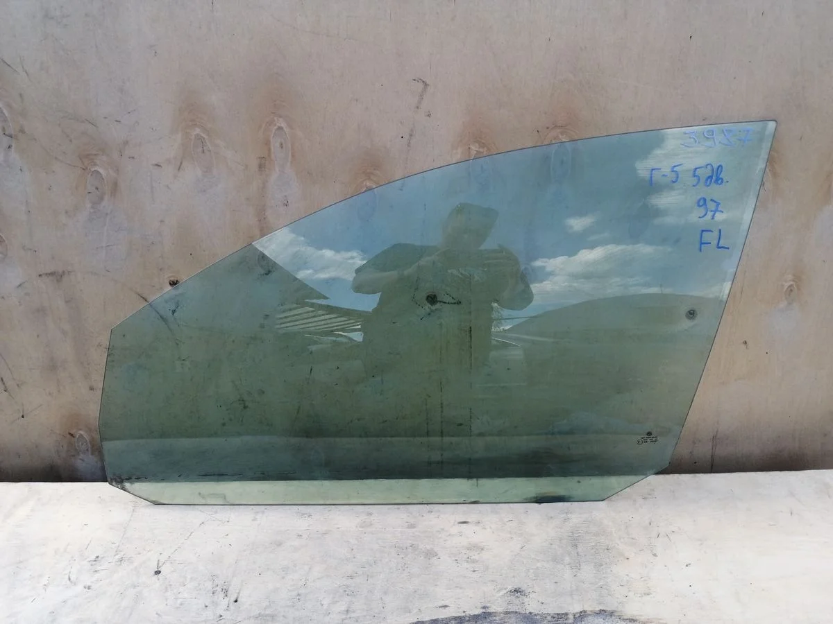 Стекло двери передней Volkswagen Golf Mk5 (2003—2009)