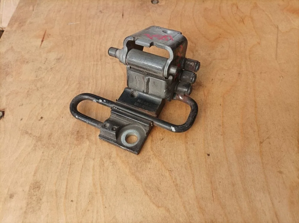 Петля двери Audi Q7 4L рестайлинг (2009—2015)