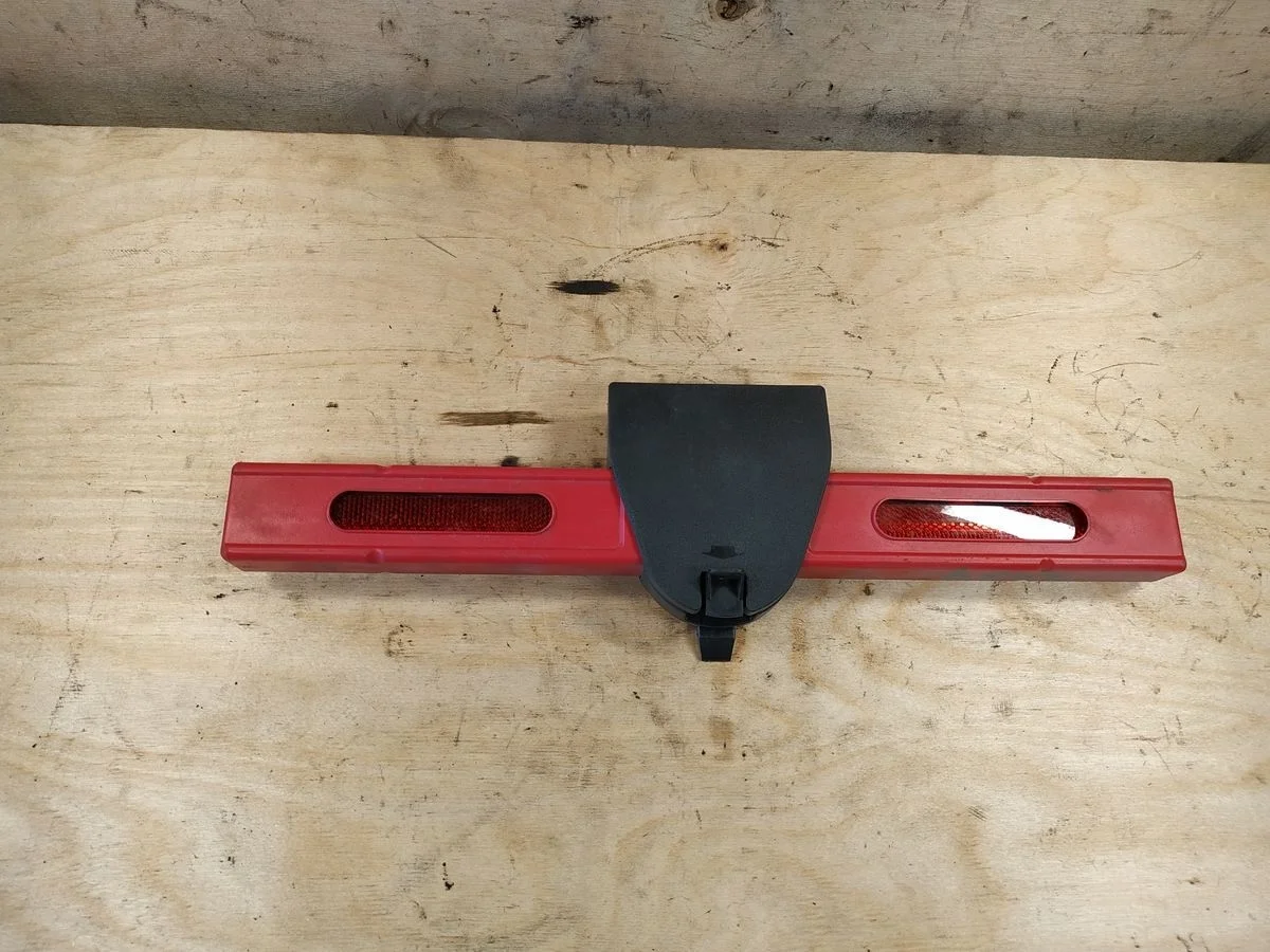 Знак аварийной остановки Audi A4 B8 (2007—2012) б.у 8t0860251