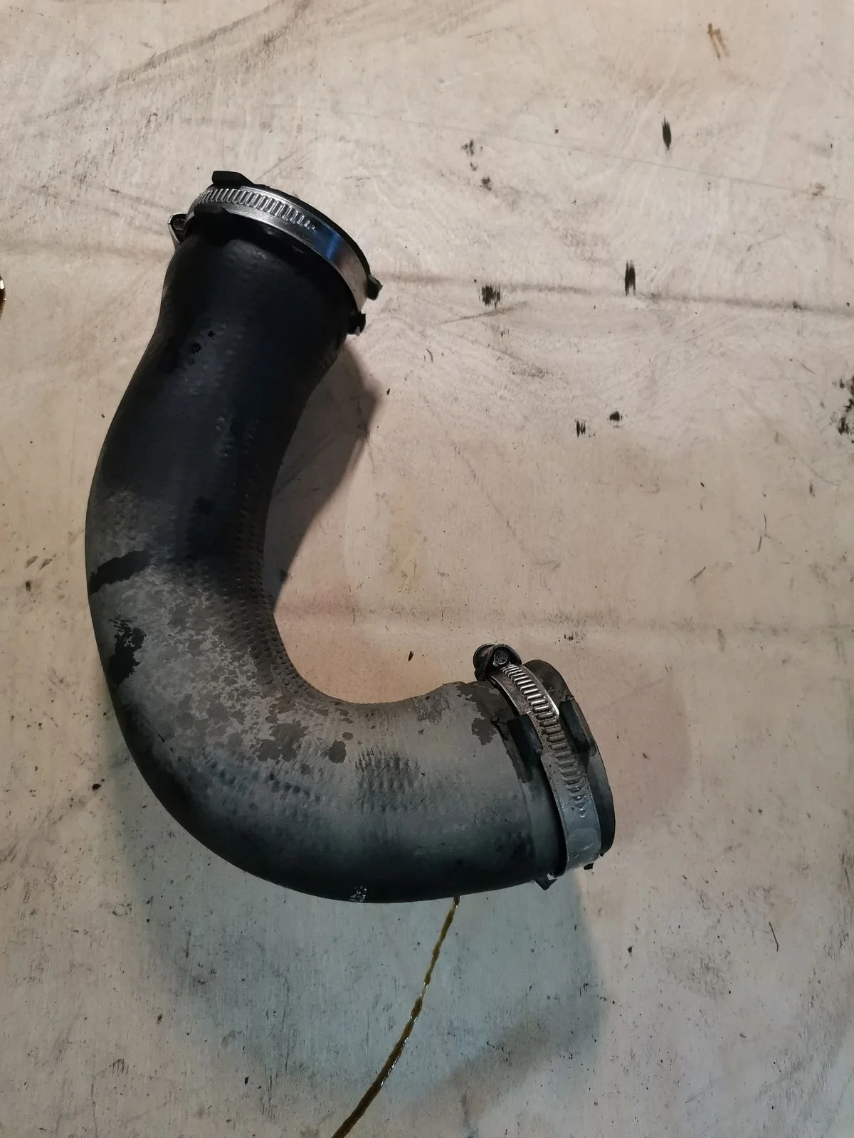 Патрубок интеркулера Audi A4 B8 (2007—2012)