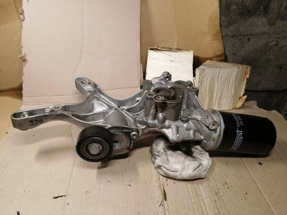 Кронштейн генератора Audi A4 B8 (2007—2012) б.у 06l903133d, 06j903143ak