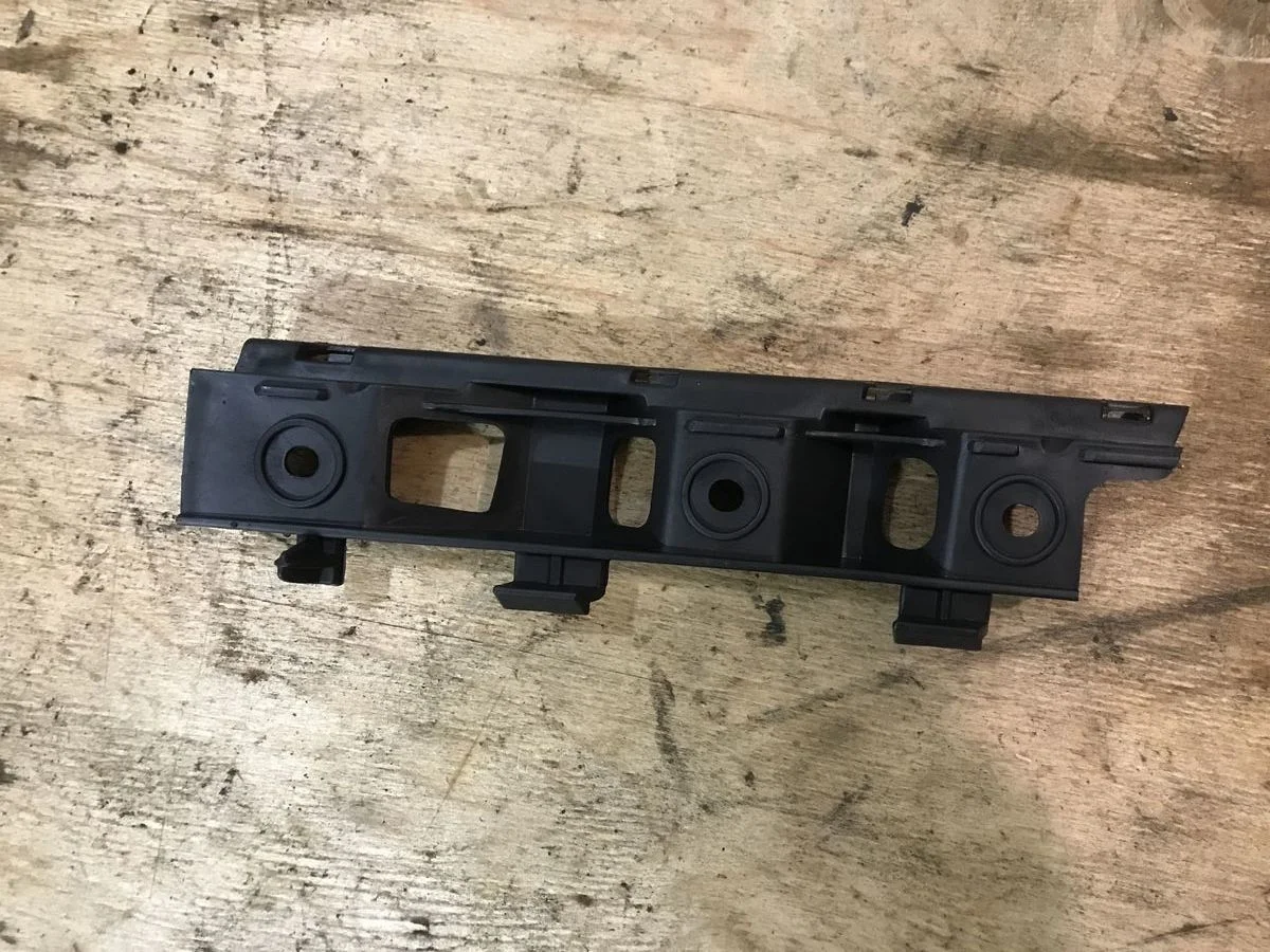 Направляющая бампера Volkswagen Passat B6 (2005—2010)