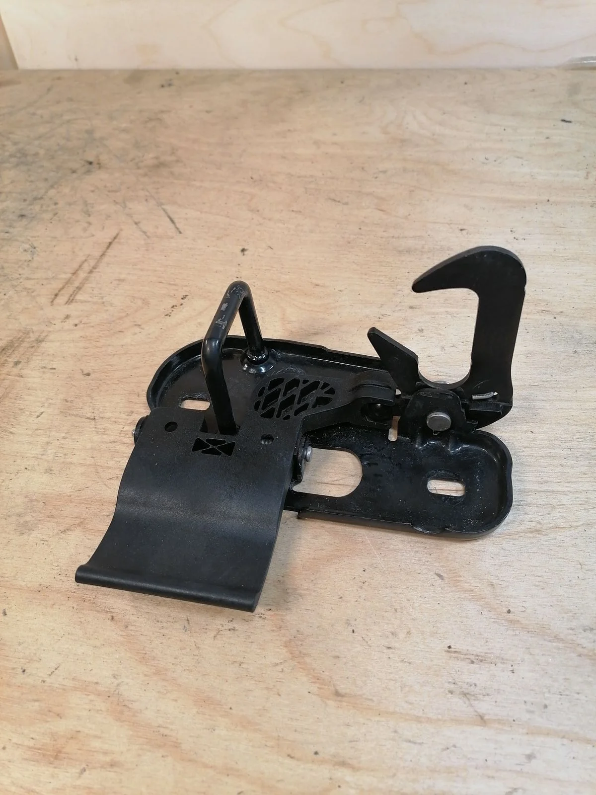 Замок капота Volkswagen Passat CC B6 (2008—2012)